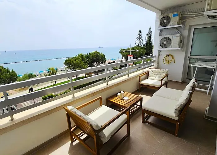 Molos Beachfront City-centre Apartmán